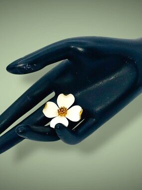 Vintage Crown Trifari White Enamel and Gold Tone Dogwood Flower Brooch Estate Pc